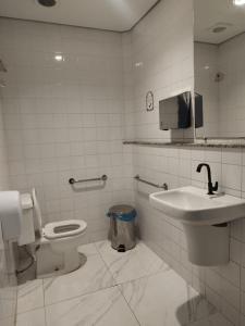 uma casa de banho com um WC e um lavatório em Trem Chic em Belo Horizonte
