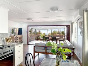 Kuchyň nebo kuchyňský kout v ubytování Vila Paus Satu - Ocean Views Hervey Bay + 18 fotografií