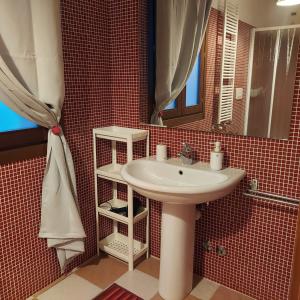 W łazience znajduje się umywalka i lustro. w obiekcie Casa di Alice w mieście Chioggia