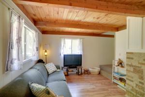Φωτογραφία από το άλμπουμ του 5 Mi to Fox State Forest Lakefront Home with Dock σε Henniker