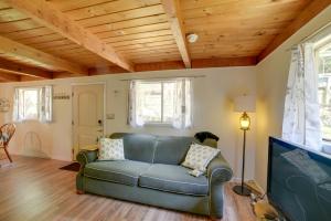 Φωτογραφία από το άλμπουμ του 5 Mi to Fox State Forest Lakefront Home with Dock σε Henniker