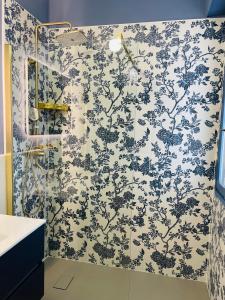 Casa VikToria في بوردينوني: حمام به دش وورق جدران أبيض وأزرق