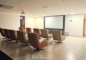 a conference room with chairs and a projection screen at Hotel Park Veredas in Rio Quente