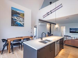uma cozinha e sala de estar com um lavatório e uma mesa em Findlay Chalet - National Park Holiday Home em National Park