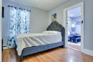 - une chambre avec un lit doté d'un rideau bleu dans l'établissement Cozy Condo about 11 Mi to Manhattan, Pets Welcome, à Teaneck