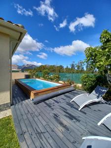 Bazén v ubytovaní maison cosy climatisée avec piscine et jardin alebo v jeho blízkosti