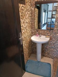 y baño con lavabo y espejo. en Dar illy, en Bir Jedíd Saint-Hubert
