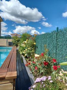 Bazén v ubytovaní maison cosy climatisée avec piscine et jardin alebo v jeho blízkosti