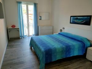 Un dormitorio con una cama con una manta azul. en Casa di Roby, en Rapallo