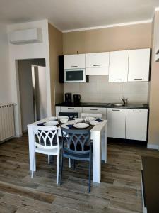 Una cocina con una mesa y sillas en una cocina. en Casa di Roby, en Rapallo