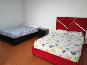 um quarto com duas camas num quarto em Hotel El Carretero em Popayan