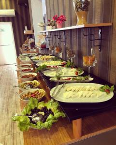 bufet talerzy żywności na stole w obiekcie Era Palace Hotel w Stambule