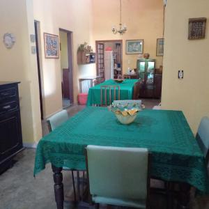 São MamedeEco Pousada Tigipió的一张绿桌,上面放着一碗水果