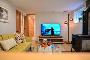 シアトルにあるUW Cozy - Quiet Home, Perfect for Family and Groupのリビングルーム(ソファ、薄型テレビ付)