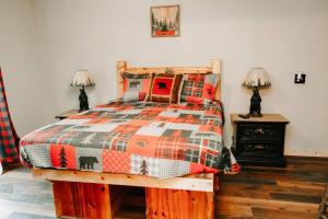 een slaapkamer met een bed en 2 lampen op een nachtkastje bij Luxury Mountain Getaway in Pickens