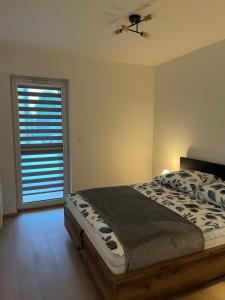 una camera con un letto e una grande finestra di Apartament Chodkiewicza 64 a Bydgoszcz