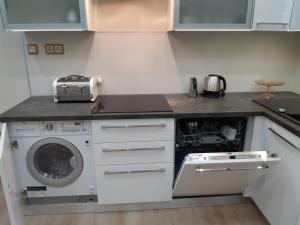 Cucina o angolo cottura di Modern, Quiet & Cozy Apartment in the middle of Downtown near Danube at Fashion street