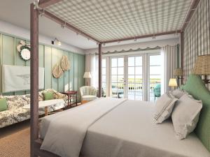 sypialnia z dużym łóżkiem i salonem w obiekcie The Dunlin, Auberge Resorts Collection w mieście Johns Island