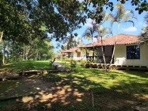 ein Haus mitten im Garten in der Unterkunft Hostel Lodge la Herradura in San José del Guaviare