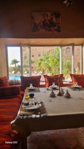 斯库拉Kasbah Ait BenHadda的带桌子和沙发的客厅