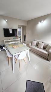 una sala de estar con una mesa y un sofá en Bruno`s Haven, en Neuquén