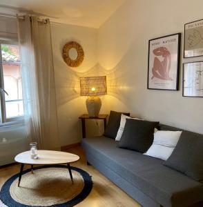 sala de estar con sofá y mesa en Appartement rénové à 50 m de COLLIOURE Plage, Entrée autonome, Climatisé, en Collioure