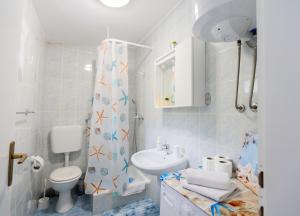 Koupelna v ubytování Apartments Rudi + 37 fotografií