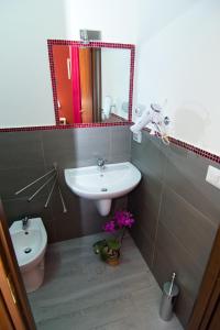 A bathroom at B&B Tifeo