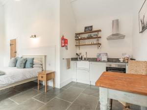 a living room with a bed and a kitchen at The Red Rooster - Uk44440 in Arlingham