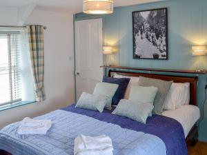 a bedroom with a bed with towels on it at Sunnyside in Delabole