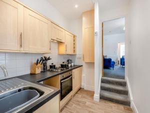 een keuken met een wastafel en een aanrecht bij Clifton House A - Uk42843 in Lytham St Annes