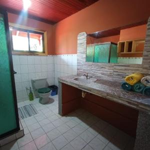 Apartamento Il Delfino في بافونيس: حمام مع حوض ومرحاض