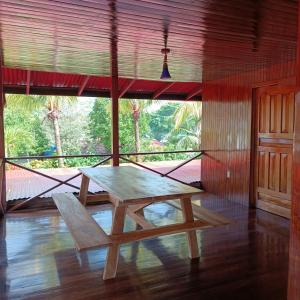 una mesa y una silla en una habitación con ventana en Apartamento Il Delfino, en Pavones