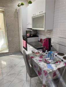 eine Küche mit einem Tisch und einem Tischtuch darauf in der Unterkunft Casa sul muretto in Neapel