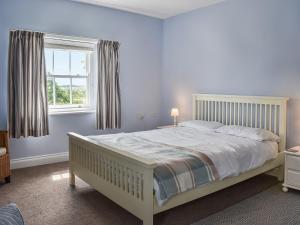 um quarto com uma cama branca e uma janela em High Bank Farm em Cockfield