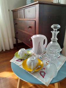 エシュポゼンデにあるCasa Ruralのガラスの花瓶と皿