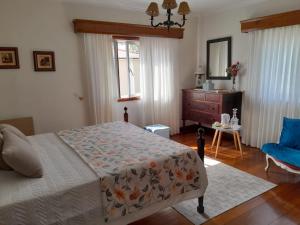 エシュポゼンデにあるCasa Ruralのベッドルーム1室(ベッド1台、ドレッサー、椅子付)