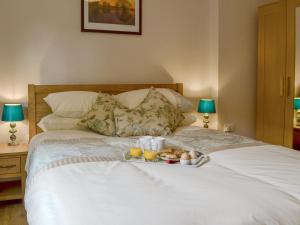 מיטה או מיטות בחדר ב-Woodlands Dairy Cottage