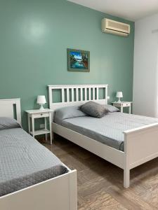 - une chambre avec 2 lits et 2 tables de chevet dans l'établissement A & F Apartment, à Rome