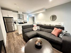 sala de estar con sofá y mesa en Home Suite Home in Promontory Heights 1bdrm suite en Chilliwack