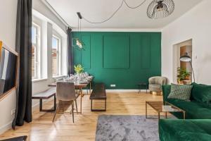 een woonkamer met groene muren en een groene bank bij Apartment Botanika in Wenen