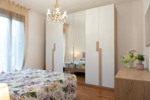 um quarto com uma cama e um espelho grande em Marina's Venice garden em San Giacomo