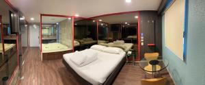 um quarto com uma cama e uma banheira num quarto em Suites & Villas Real Hacienda em Ocoyoacac