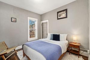 una camera da letto con un letto grande e una finestra di Historical Bungalow Near CSU & Old Town! a Fort Collins