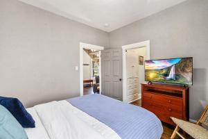 una camera da letto con un letto e una TV a schermo piatto di Historical Bungalow Near CSU & Old Town! a Fort Collins Altre 35 foto