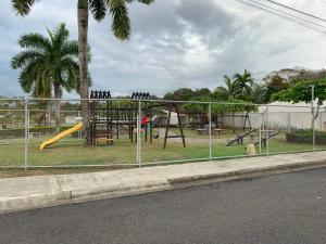 einen Park mit Spielplatz mit Rutsche in der Unterkunft Casa Arrecife de Sueños in Bejuco