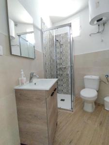 Ένα μπάνιο στο Apartamentos Torre de la Esquina