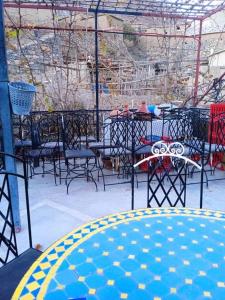 un grupo de mesas y sillas en un patio en Auberge amouger assoul en Aït el Hami