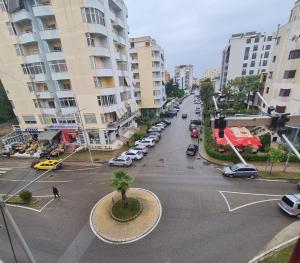 een luchtzicht op een straat met geparkeerde auto's bij Apartment Durres in Durrës