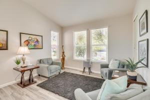 uma sala de estar com um sofá, cadeiras e janelas em Sparks Home with Fenced Yard 8 Mi to Dtwn Reno! em Sparks